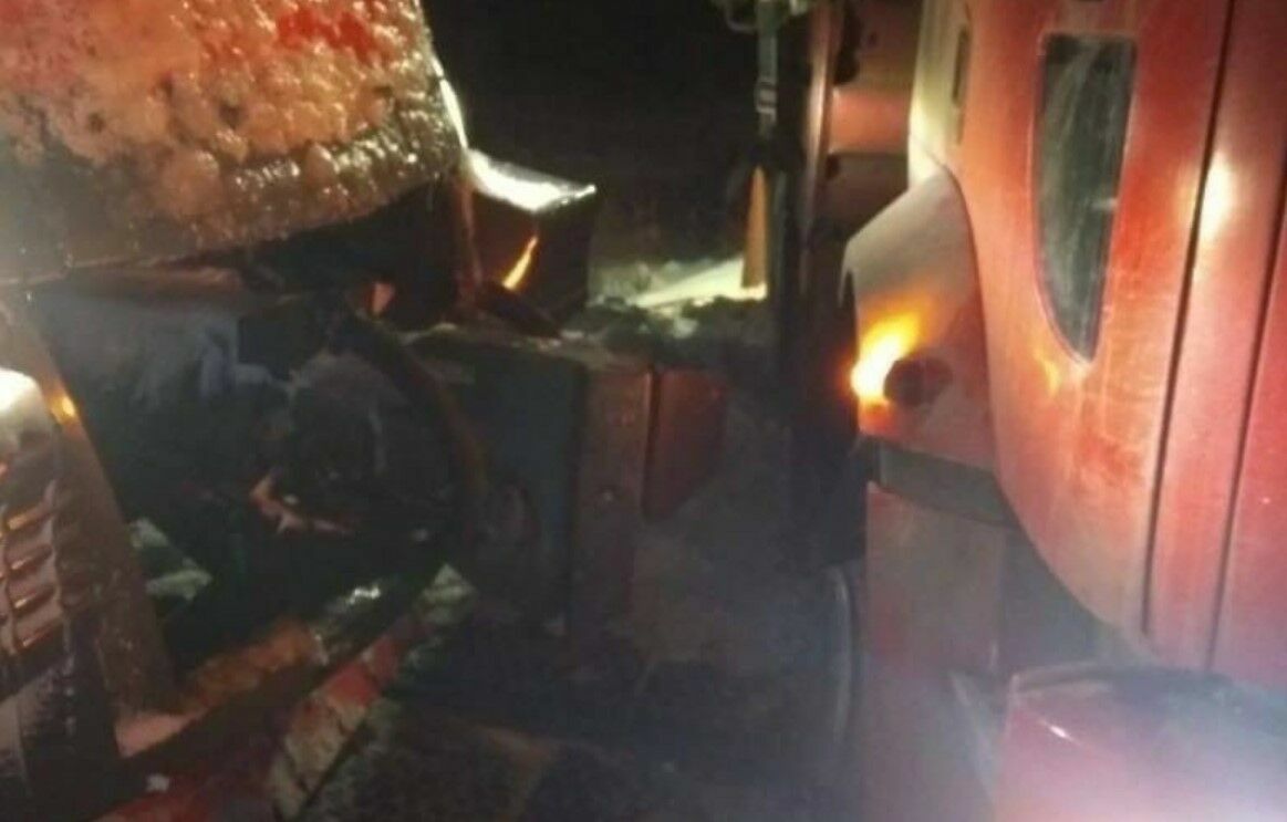 Видео дня: машинист чудом остановил поезд в сантиметрах от застрявшего грузовика
