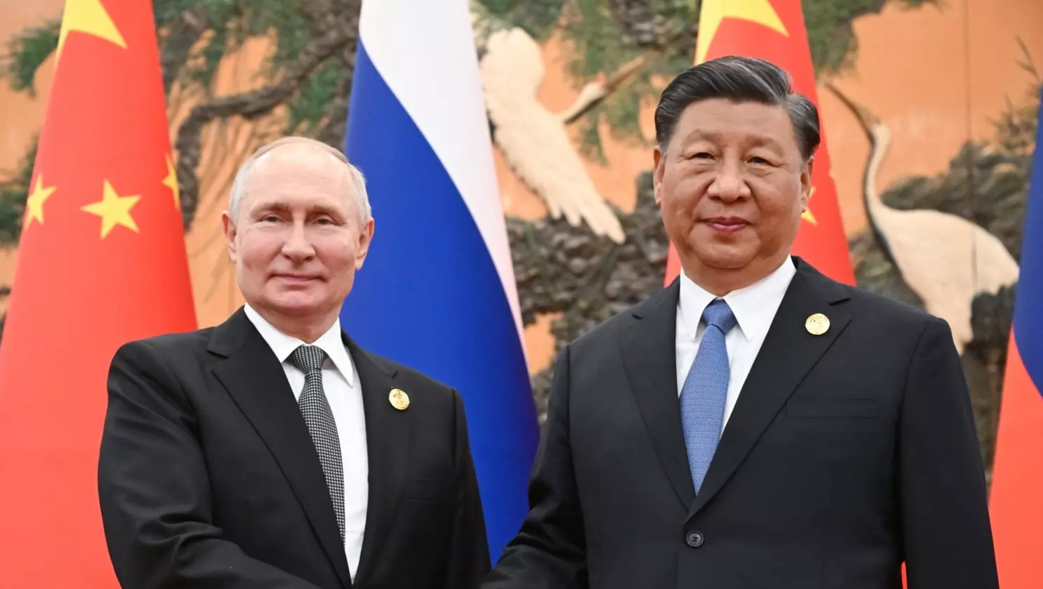 Президент РФ Владимир Путин и председатель КНР Си Цзиньпин (слева направо) — вот с кем надо договариваться, считает Трамп