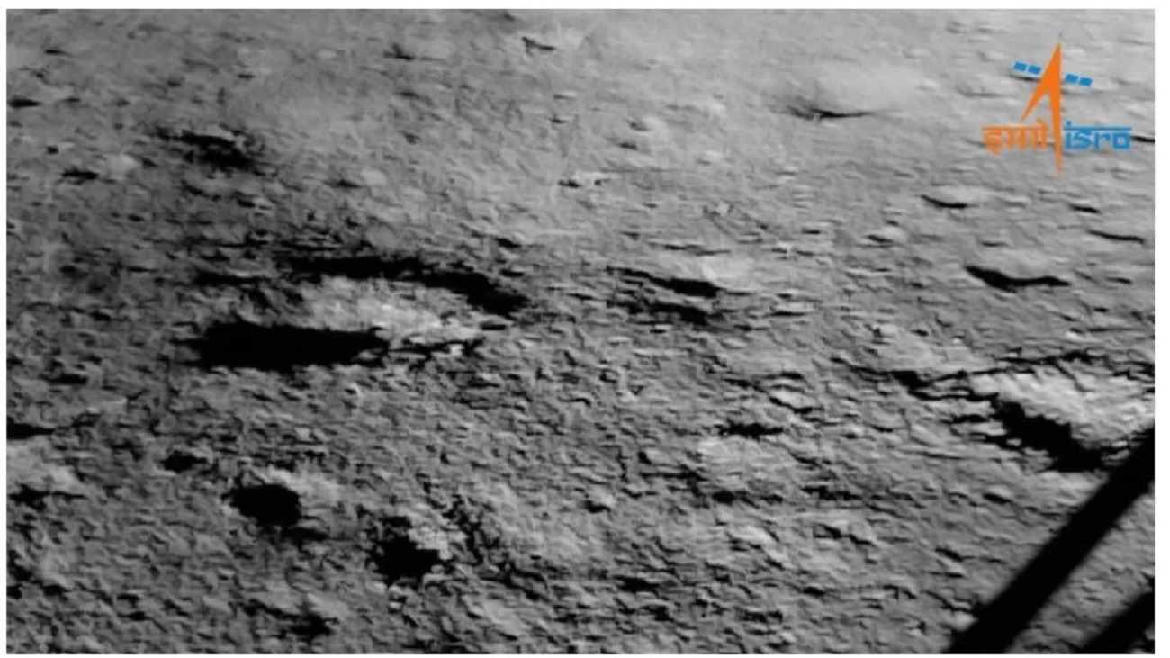 Первое изображение поверхности Луны, полученное индийским космическим аппаратом "Чандраян-3" после его приземления 23 августа 2023 года