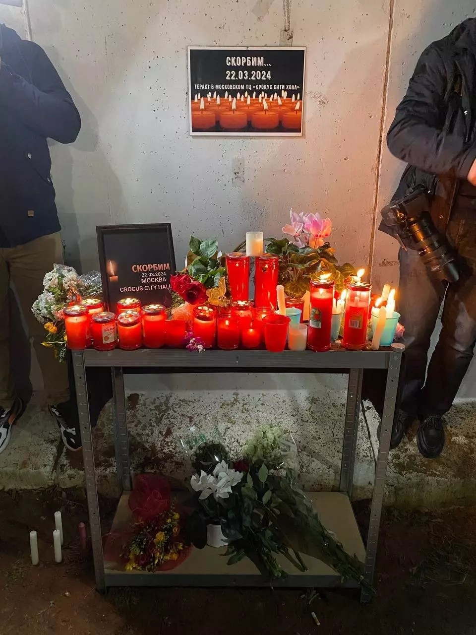 По всему миру люди несут цветы к посольству России в память о жертвах теракта в Крокусе.