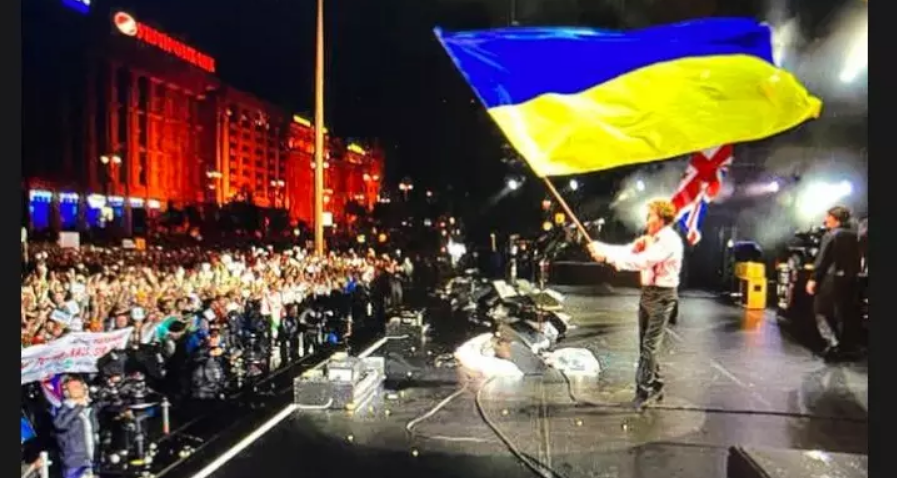 Фото Пола Маккартни с украинским флагом стало вирусным в соцсетях