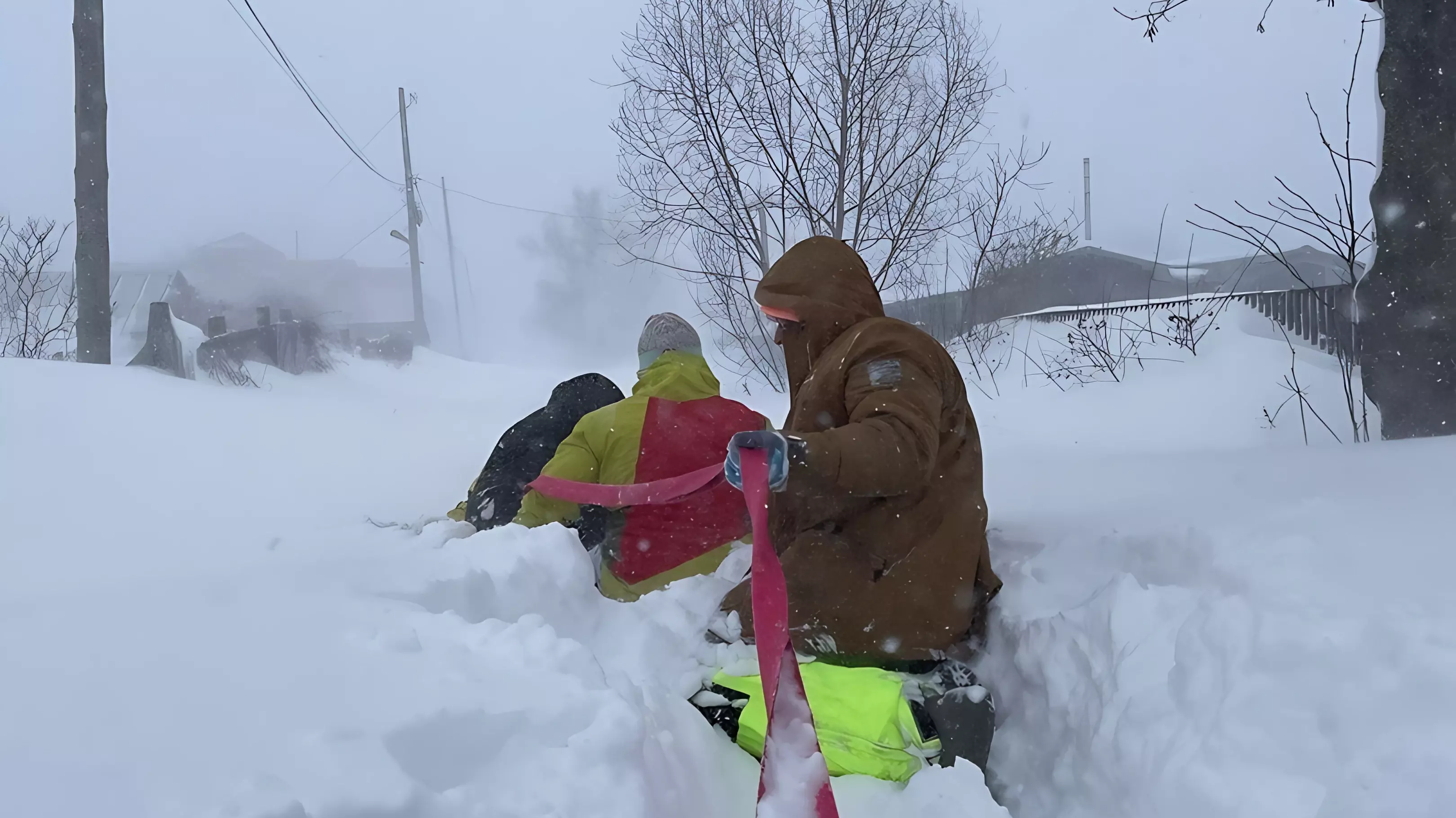 Люди на Сахалине передвигаются из-а снега по веревке