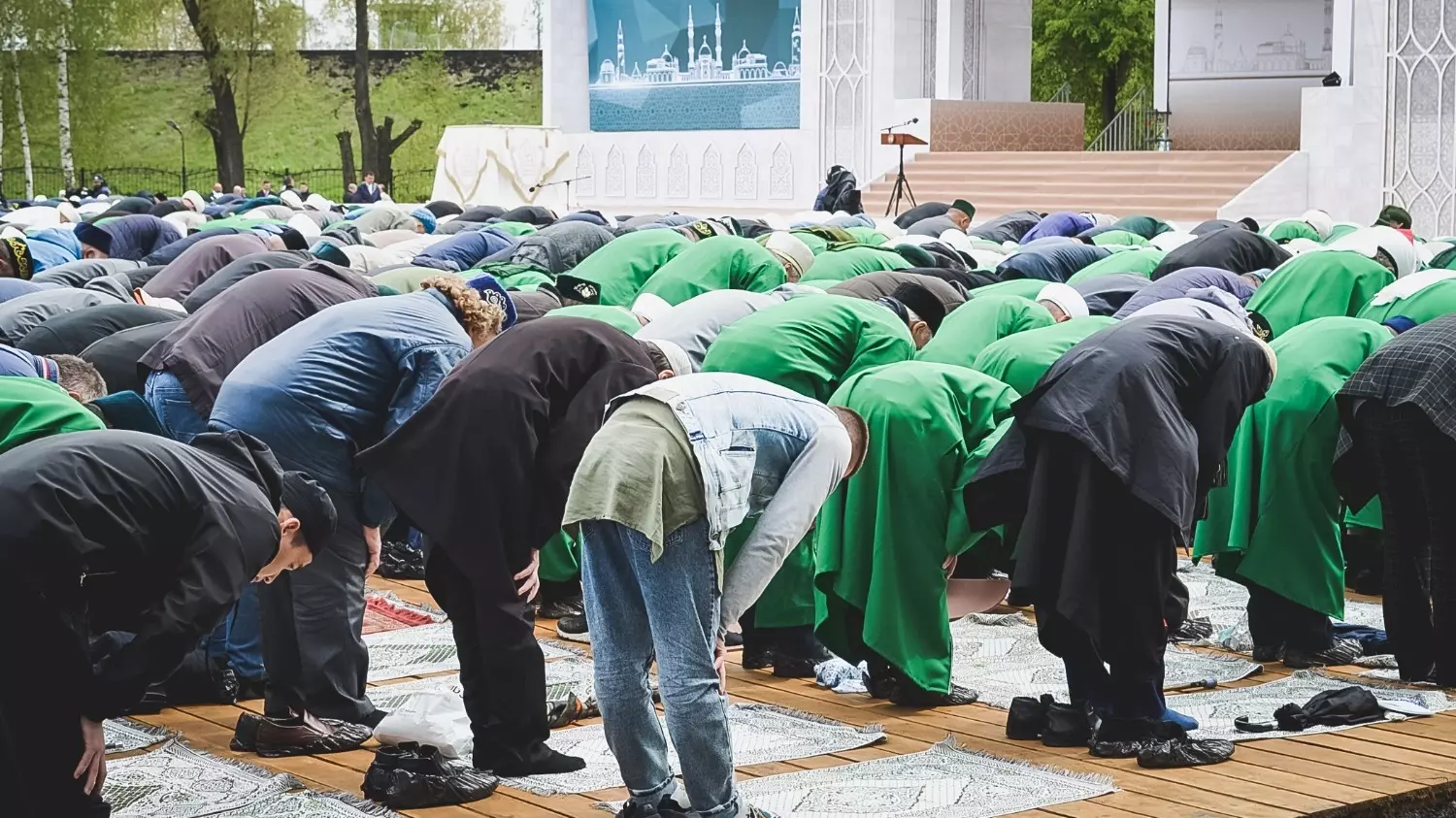 В последние десять дней Рамадана мусульманам рекомендуется усердно совершать различные виды поклонения