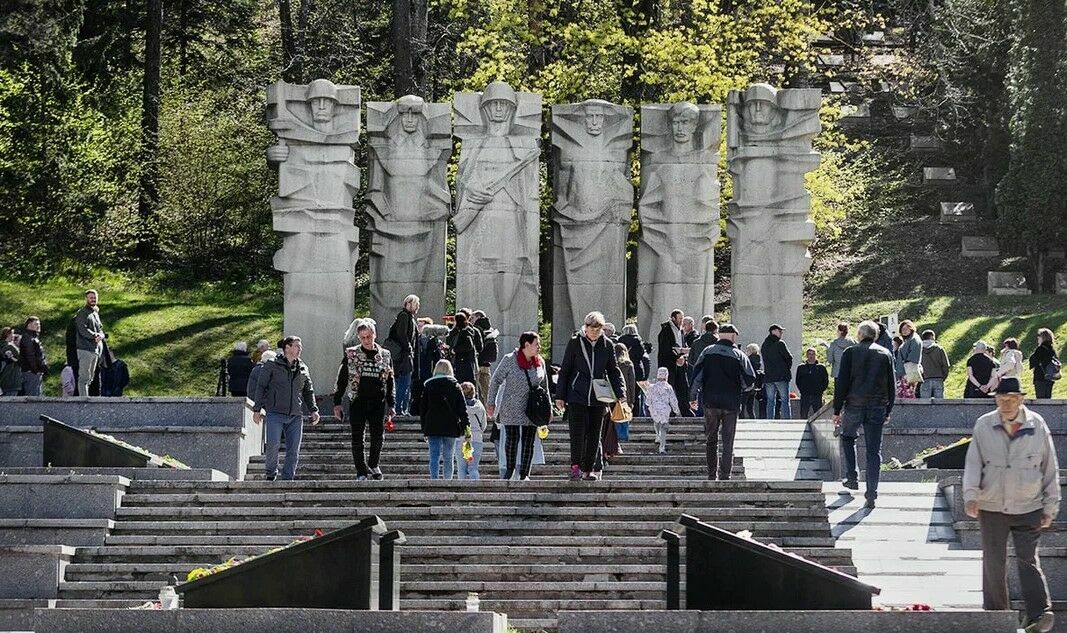 Советские скульптуры на Антакальнисском кладбище в Вильнюсе демонтируют в сентябре