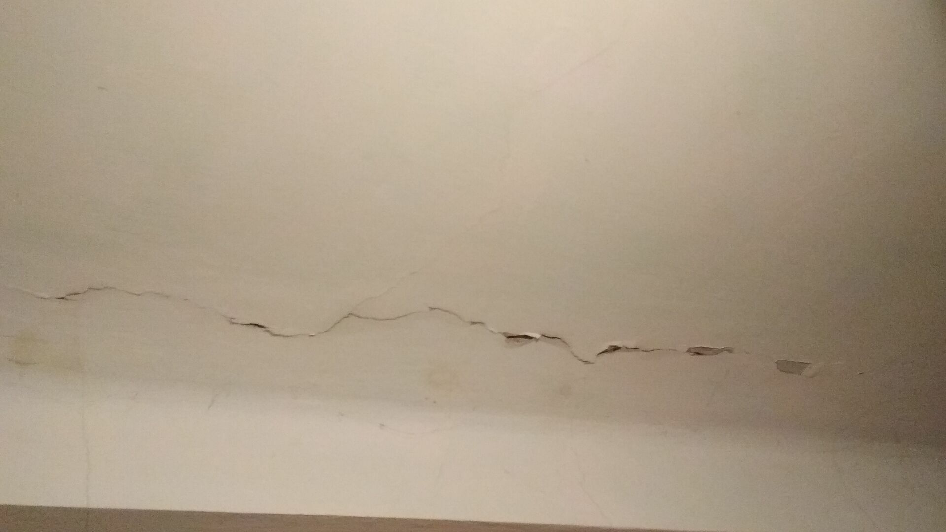 Трещина в потолке