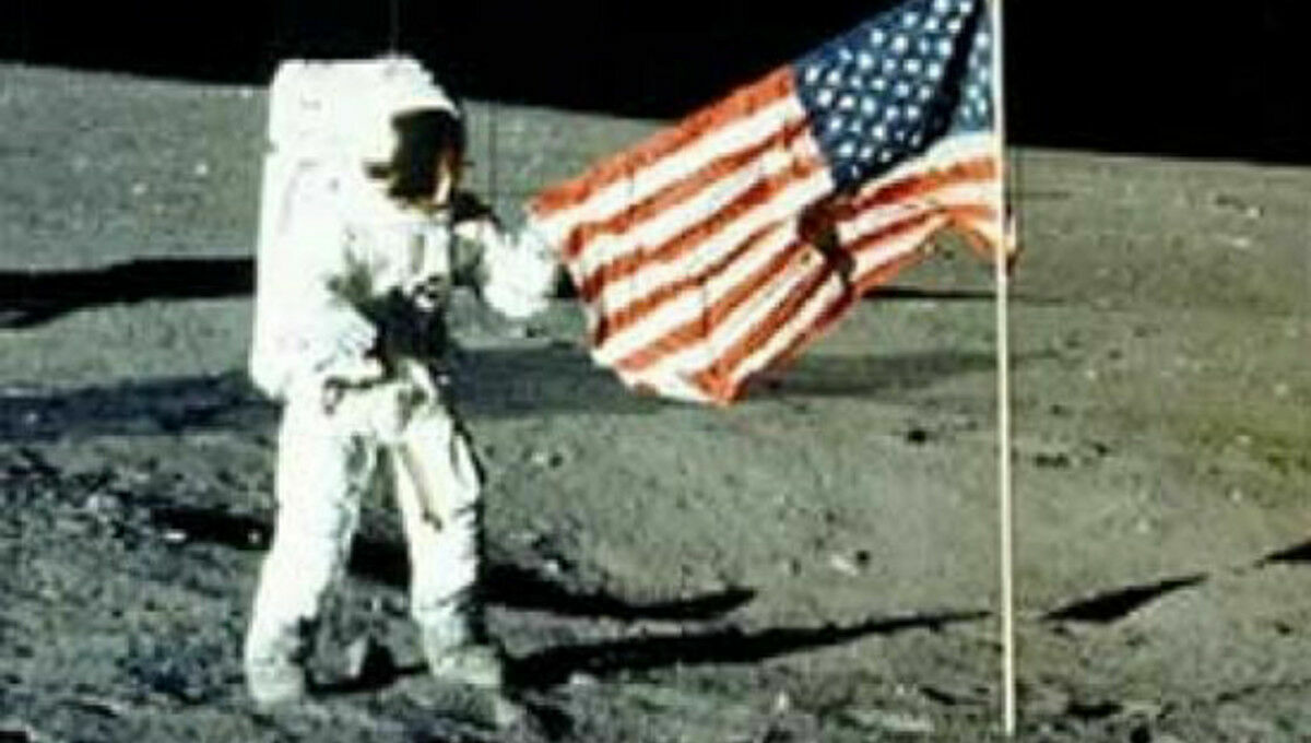Цифра дня: 57% россиян не верят, что американцы высаживались на Луну