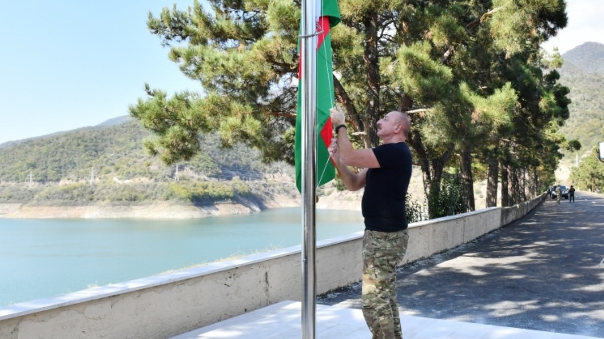 Президент Ильхам Алиев поднял государственный флаг Азербайджана на территории Сарсангского водохранилища