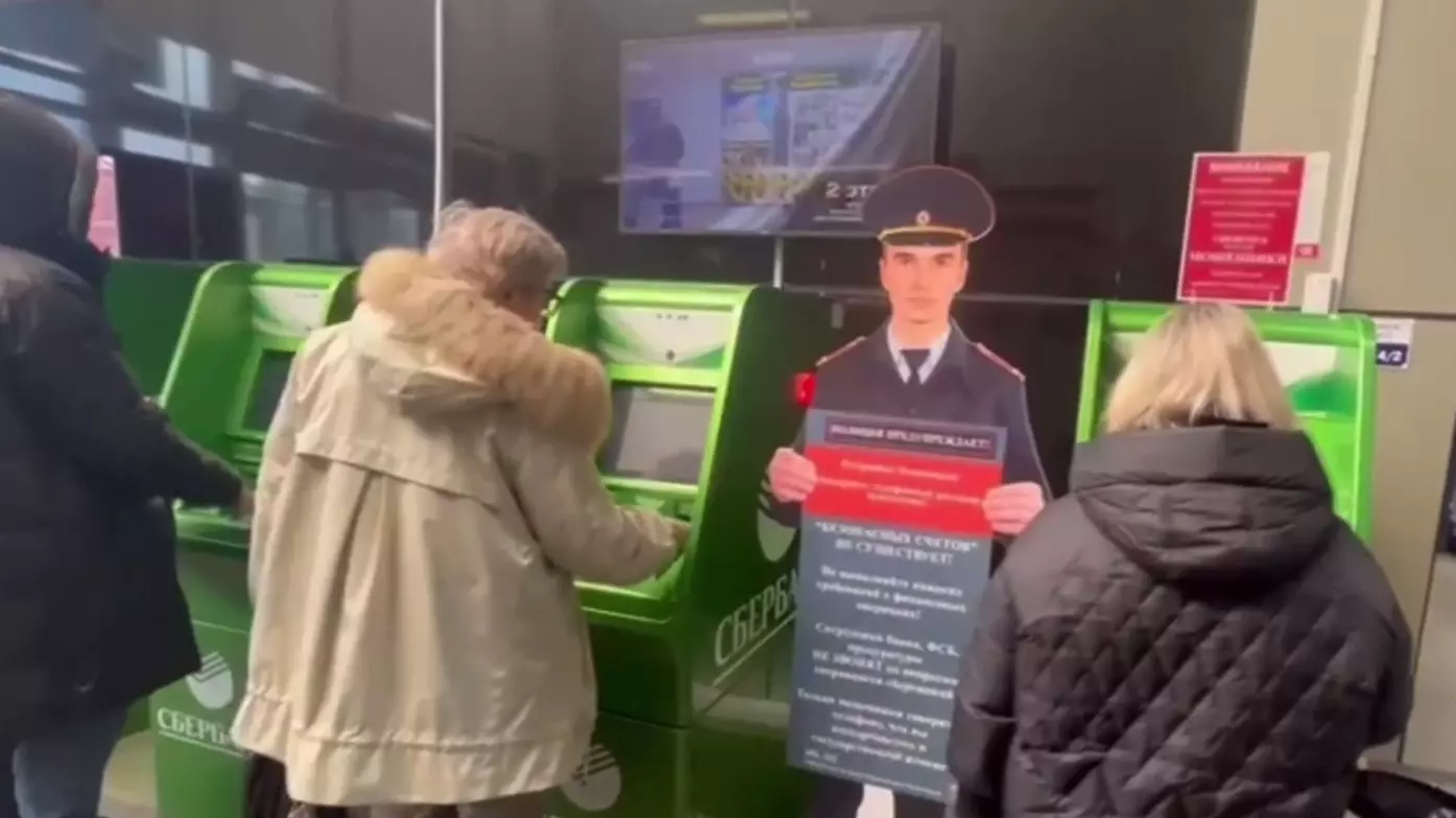 В ТЦ Петропавловска-Камчатского установили ростовые фигуры полицейских для борьбы с киберпреступниками