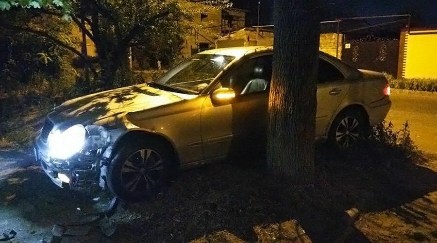 В Крыму угнали и разбили служебный Mercedes исполняещего обязанности министра ЖКХ