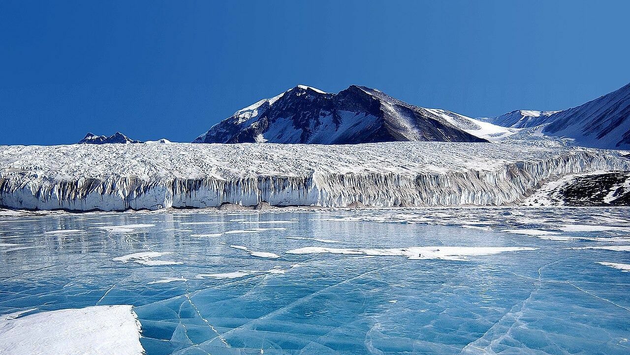 Лед вокруг Антарктиды растаял до минимального уровня за всю историю наблюдений