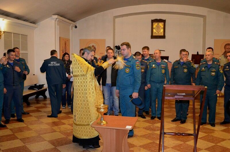 Диакон Кураев: МЧС загоняет пожарных на молебен