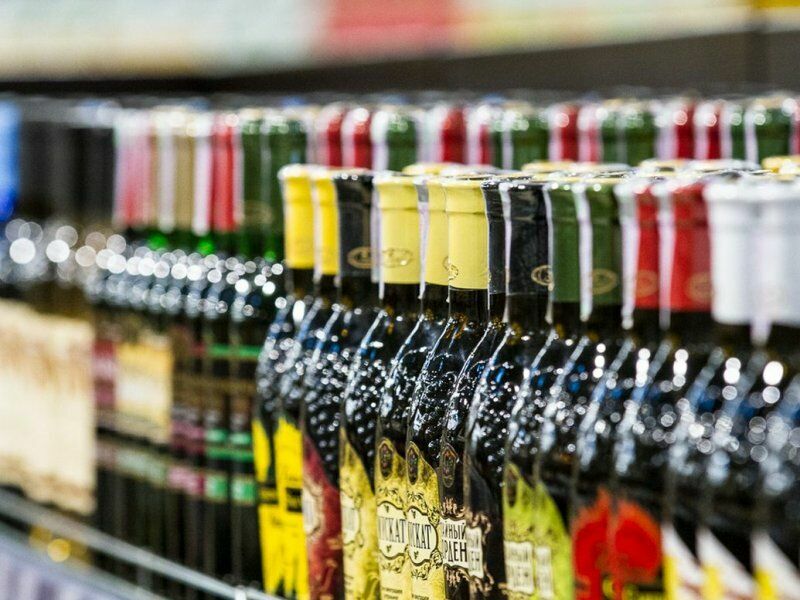 Депутаты предложили убрать алкоголь с витрин магазинов