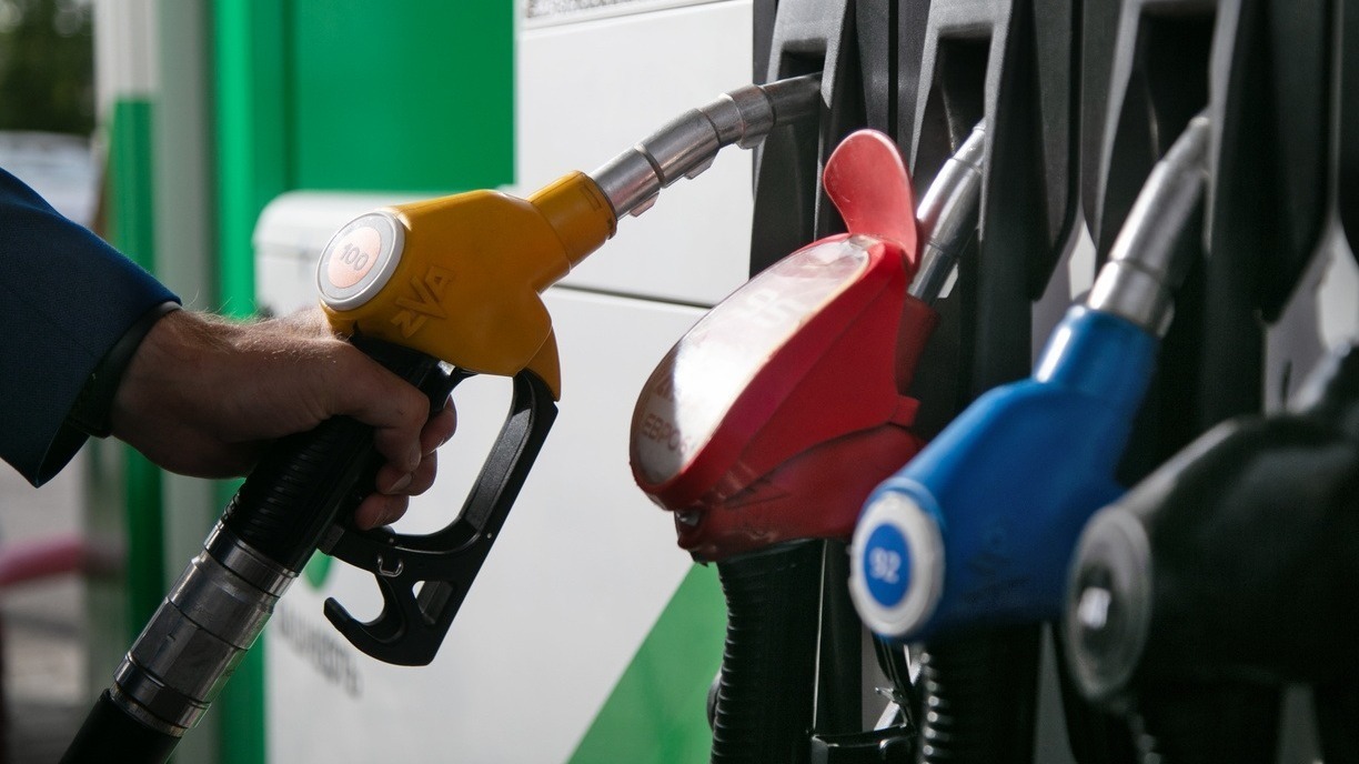 С середины лета цены на топливо на АЗС бьют рекорды.