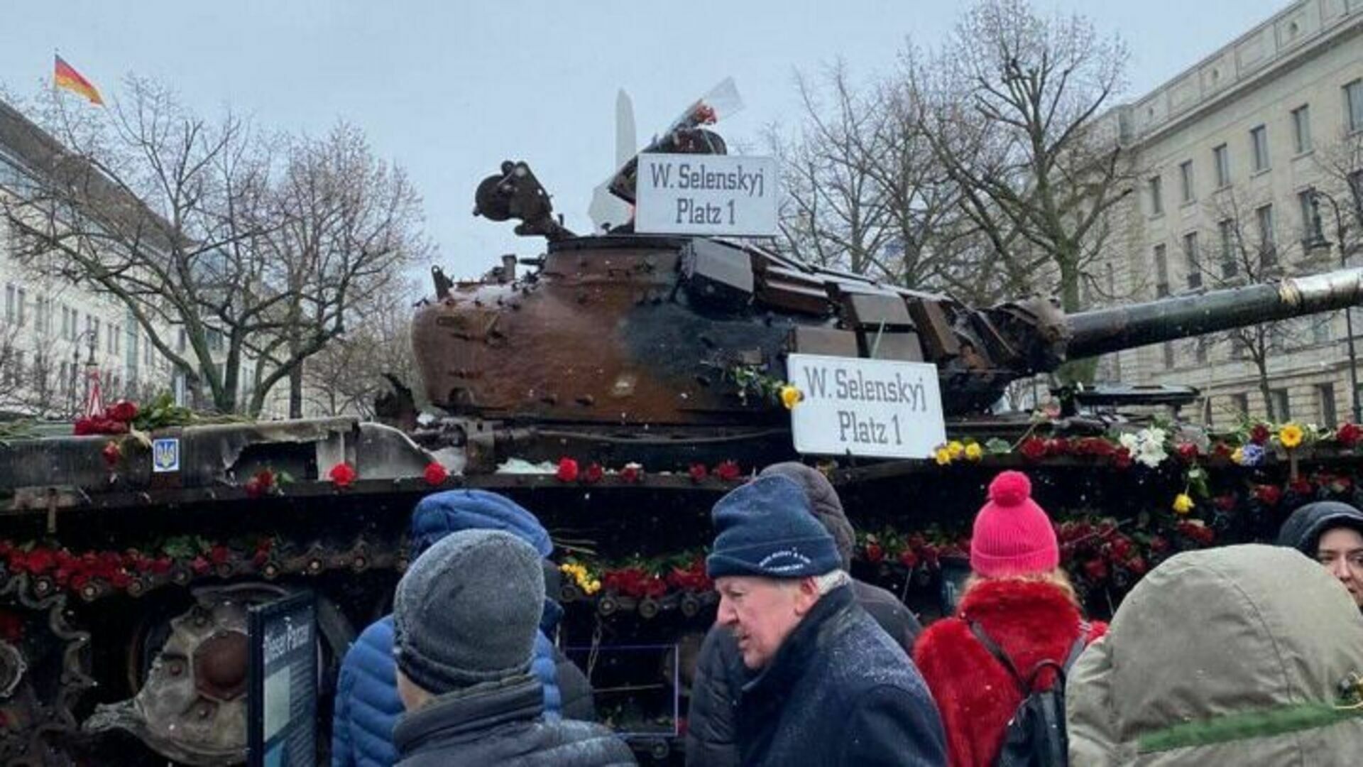 Установленный у российского посольства в Берлине танк переместили