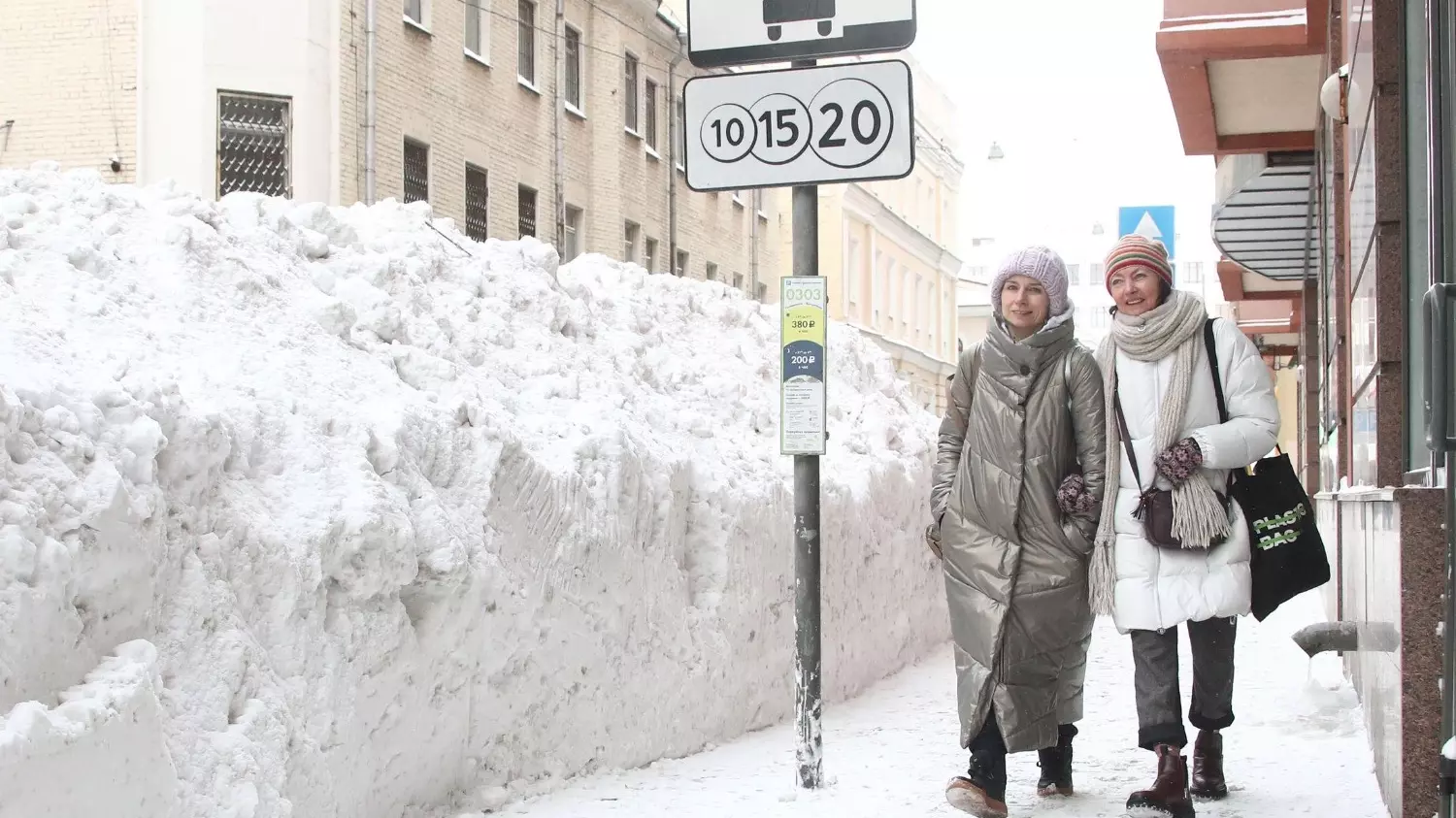 Москву накрыло снегом. Его в ближайшие дни станет еще больше