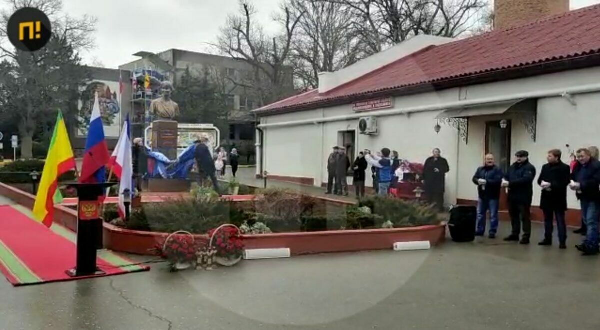 Памятник Доктору Лизе открыли в Крыму