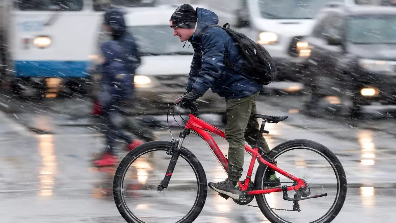 Мотоциклистам в Москве пока не советуют вывезжать на дороги, а вот велосипедисты в столице уже появились