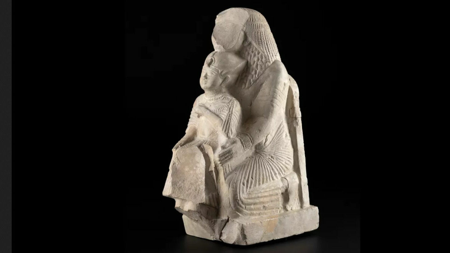 Как фараон оказался на коленях писца: египтологи объяснили странную скульптуру