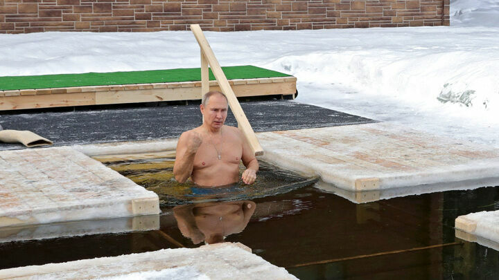 Владимир Путин на праздник Крещения окунулся в прорубь