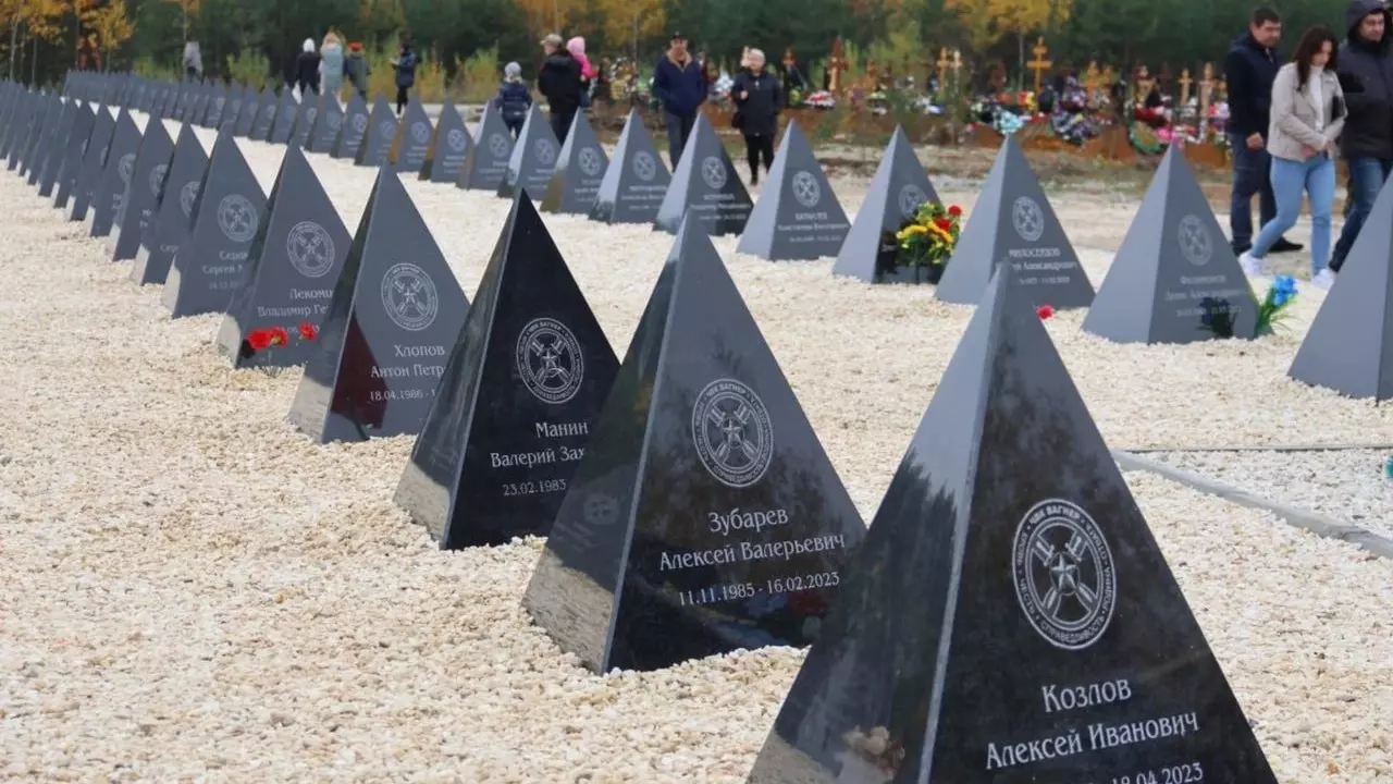 На кладбище ЧВК «Вагнер» в Краснодарском крае вместо надгробий установили «зубы дракона»
