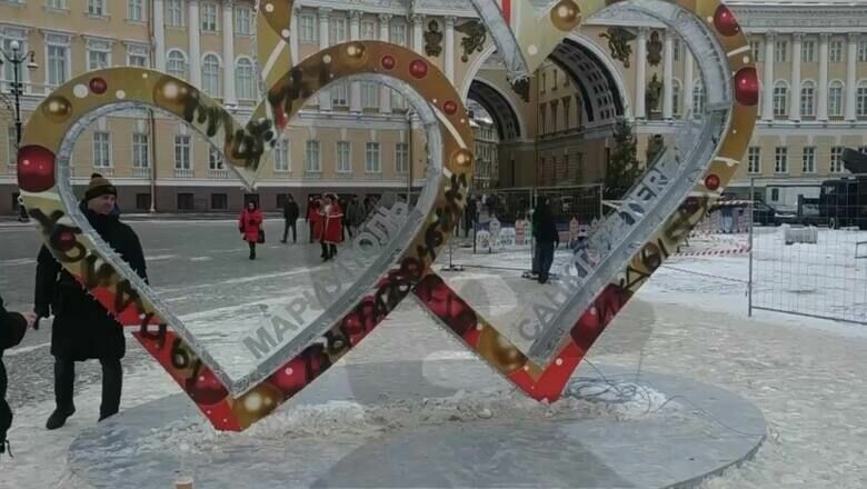 В Петербурге задержали подростка за надпись против СВО на скульптуре "Двойные сердца"