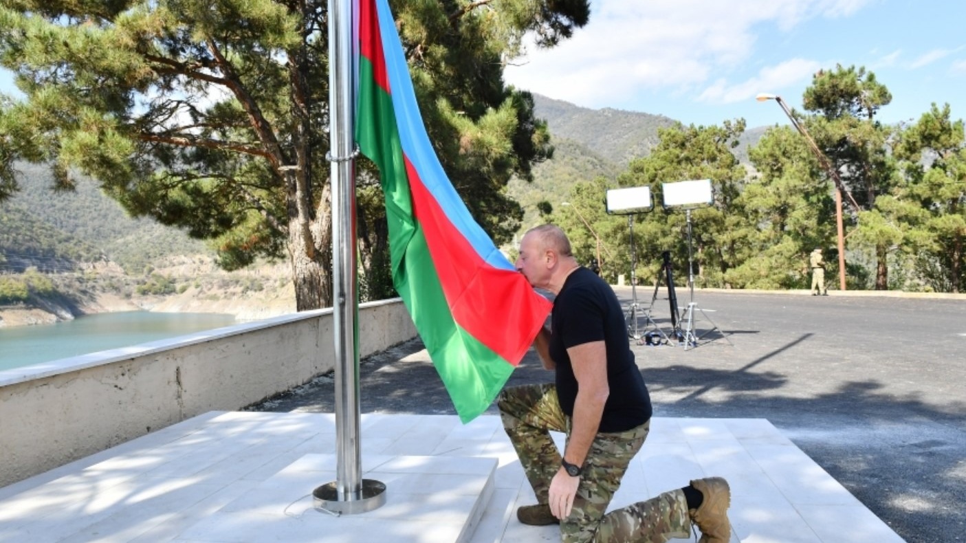 Президент Ильхам Алиев поднял государственный флаг Азербайджана на территории Сарсангского водохранилища
