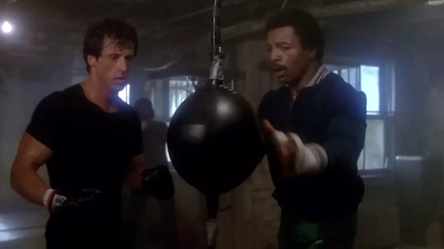 Рокки Бальбоа (Сильвестр Сталлоне) тренируется с Аполло Кридом (Карл Уэзерс). Сцена из фильма «Рокки 3» (1982)