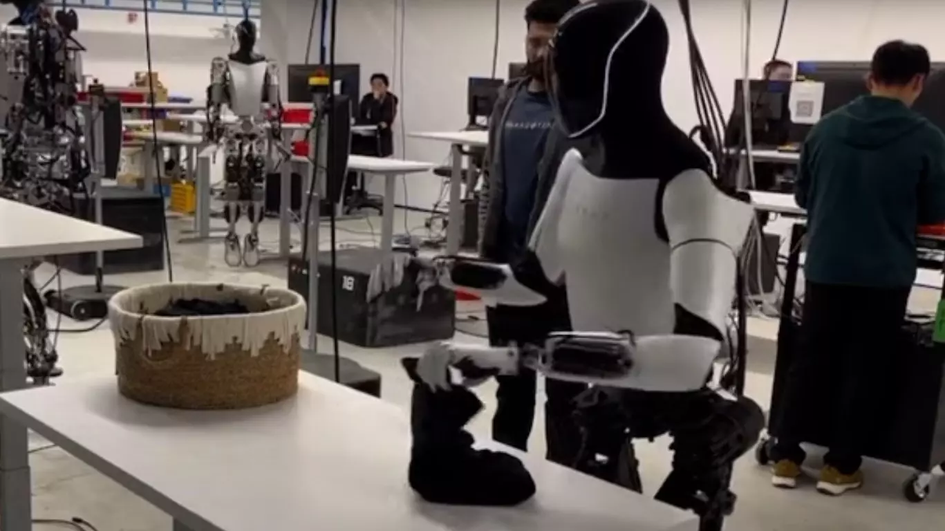 Прототип робота Tesla Optimus Gen 2 научился складывать футболки