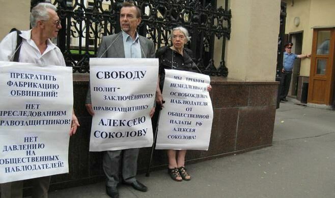 Лев Пономарёв попросил суд отпустить его на похороны Алексеевой