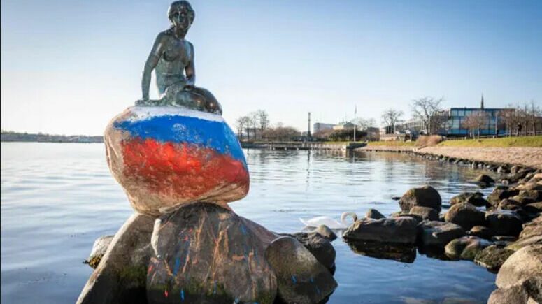 Русалочку в Копенгагене раскрасили в цвета российского флага