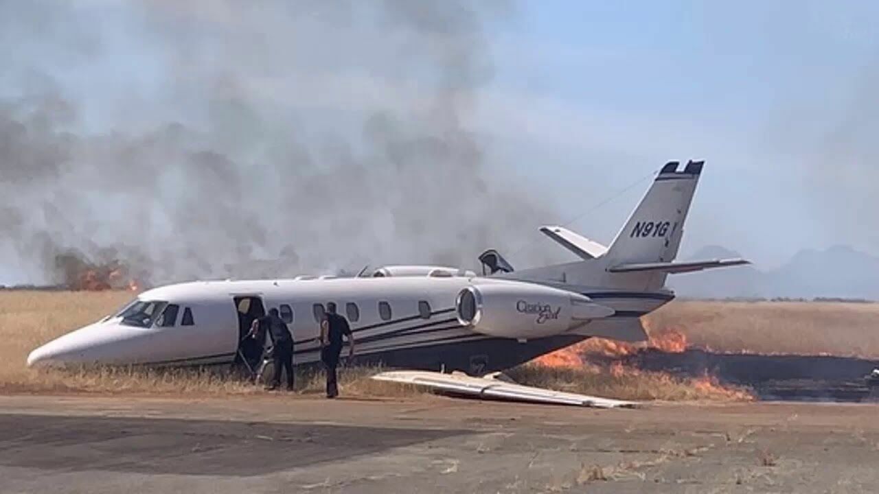 В аэропорту Калифорнии загорелся самолет