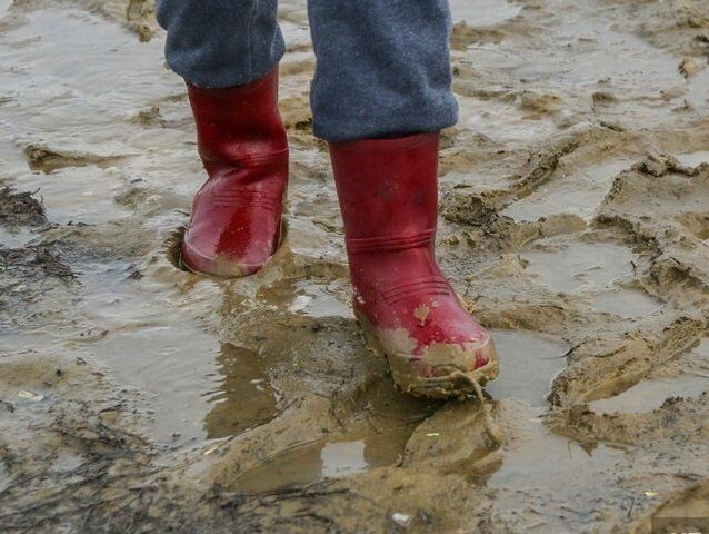 Девочка, по пояс застрявшая в грязи на улице Нижнего Тагила, получит компенсацию
