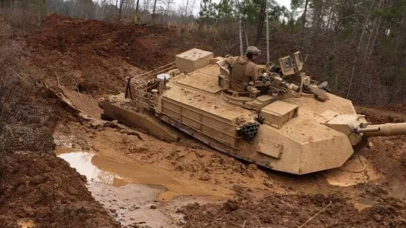 Увязший в грязи танк Abrams