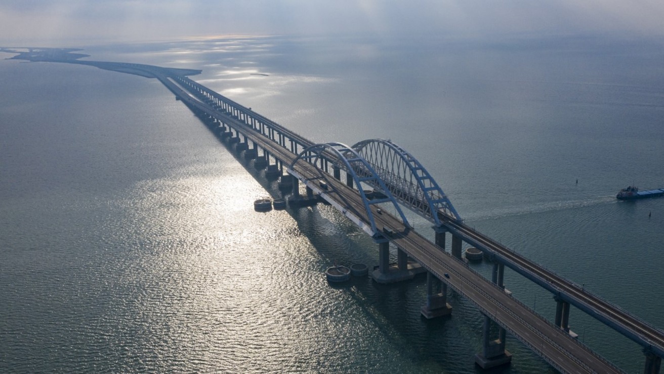 На Крымском мосту перекрыли движение: в Севастополе объявлена воздушная тревога