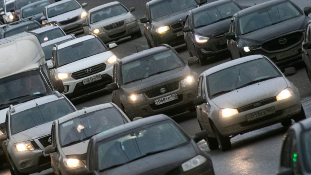 1200 автомобилей застряли в пробке на подъезде к Крымскому мосту