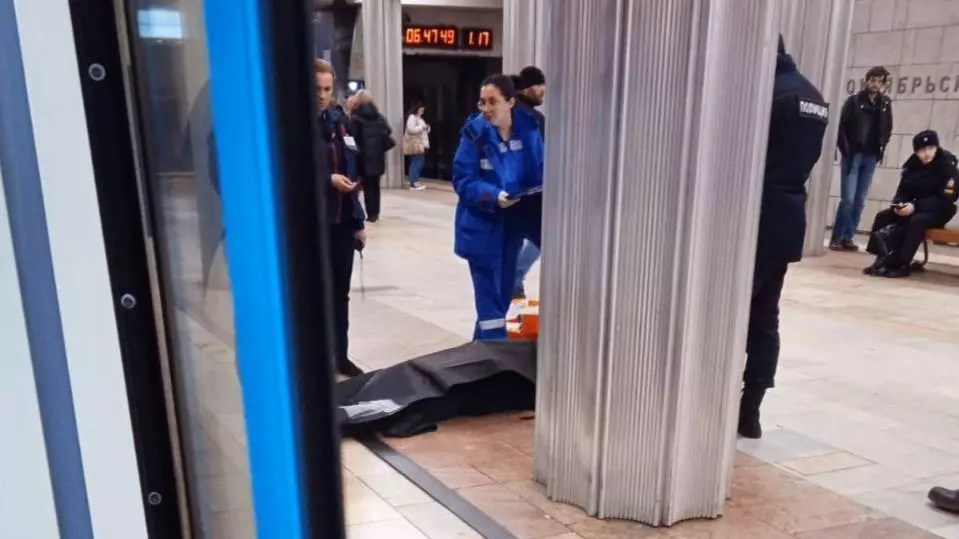 На станции метро «Октябрьское поле» в Москве человек упал на пути и погиб