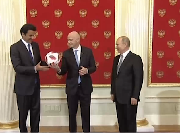 Путин передал эмиру Катара официальный "мяч финала"