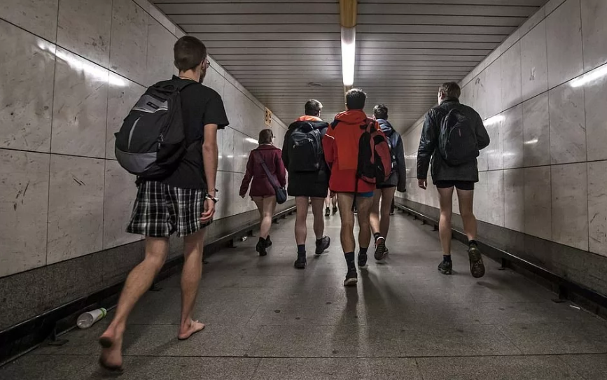 Пассажиры в метро Берлина и Лондона массово сняли штаны