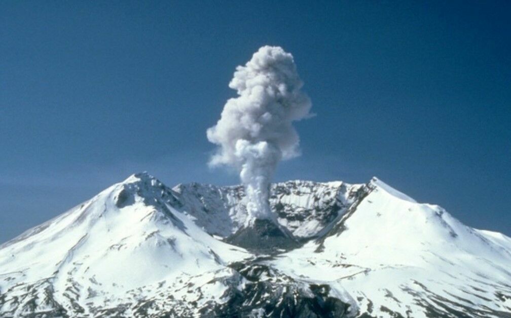 Курильский вулкан Эбеко выбросил столб пепла на высоту 4 км