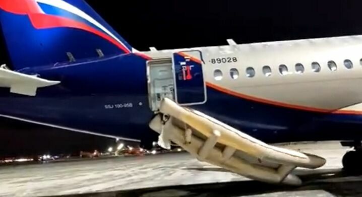 Самолет SSJ-100 провалил тест на выпуск аварийных надувных трапов