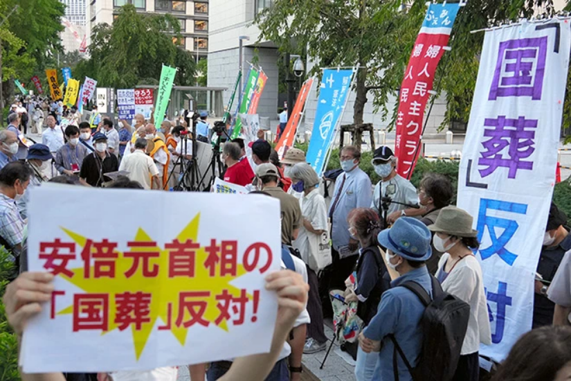 Протесты в Токио против государственных похорон Синдзо Абэ