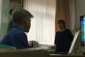 Видео дня: учительница издевалась на ученицей из-за дырки на кофте