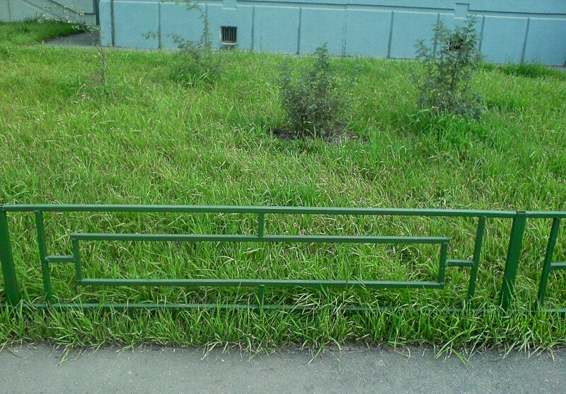 В Москве постепенно демонтируют ограды газонов