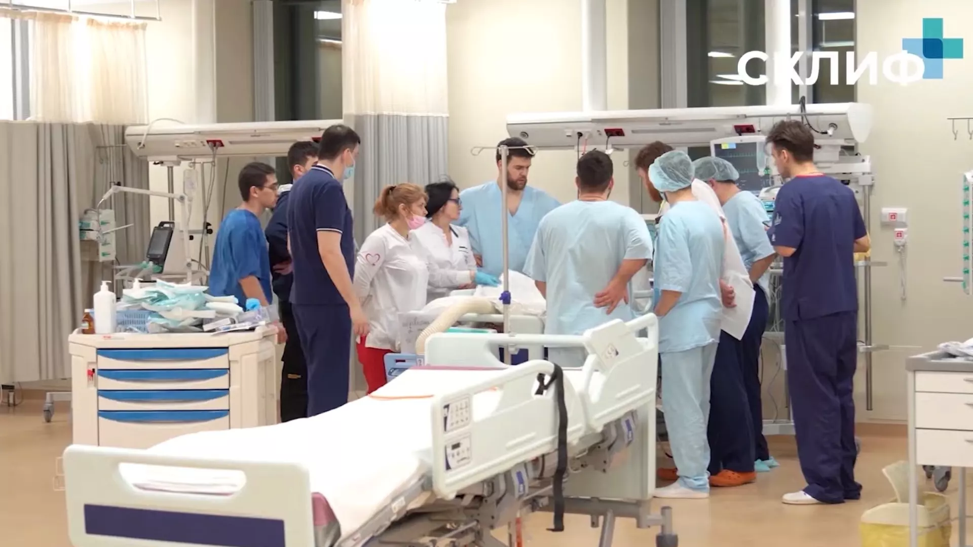 Трое суток в операционных: врачи из НИИ Склифосовского рассказывают, как спасали раненых в первые три дня