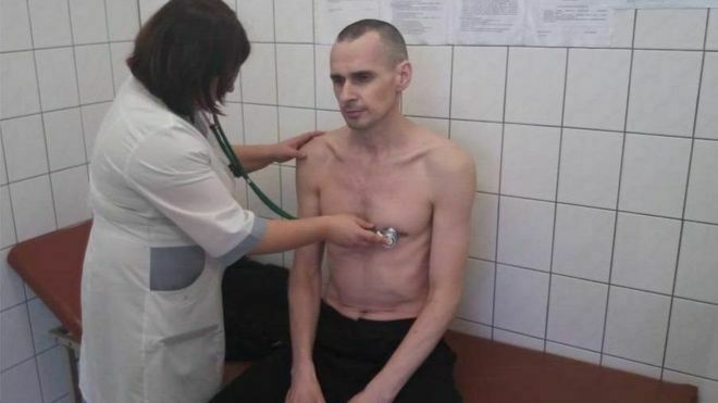 Сенцов прекратил длительную голодовку