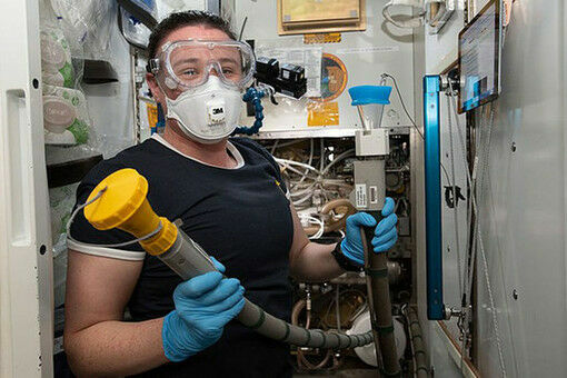Поломка туалета на МКС: космонавтам пришлось собирать воду полотенцами