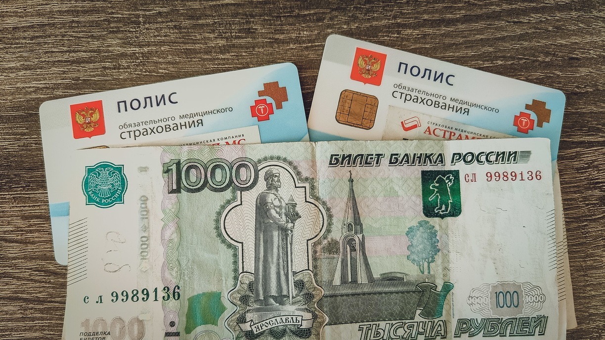 В период кризиса многие россияне по старинке хранят деньги "под подушкой".