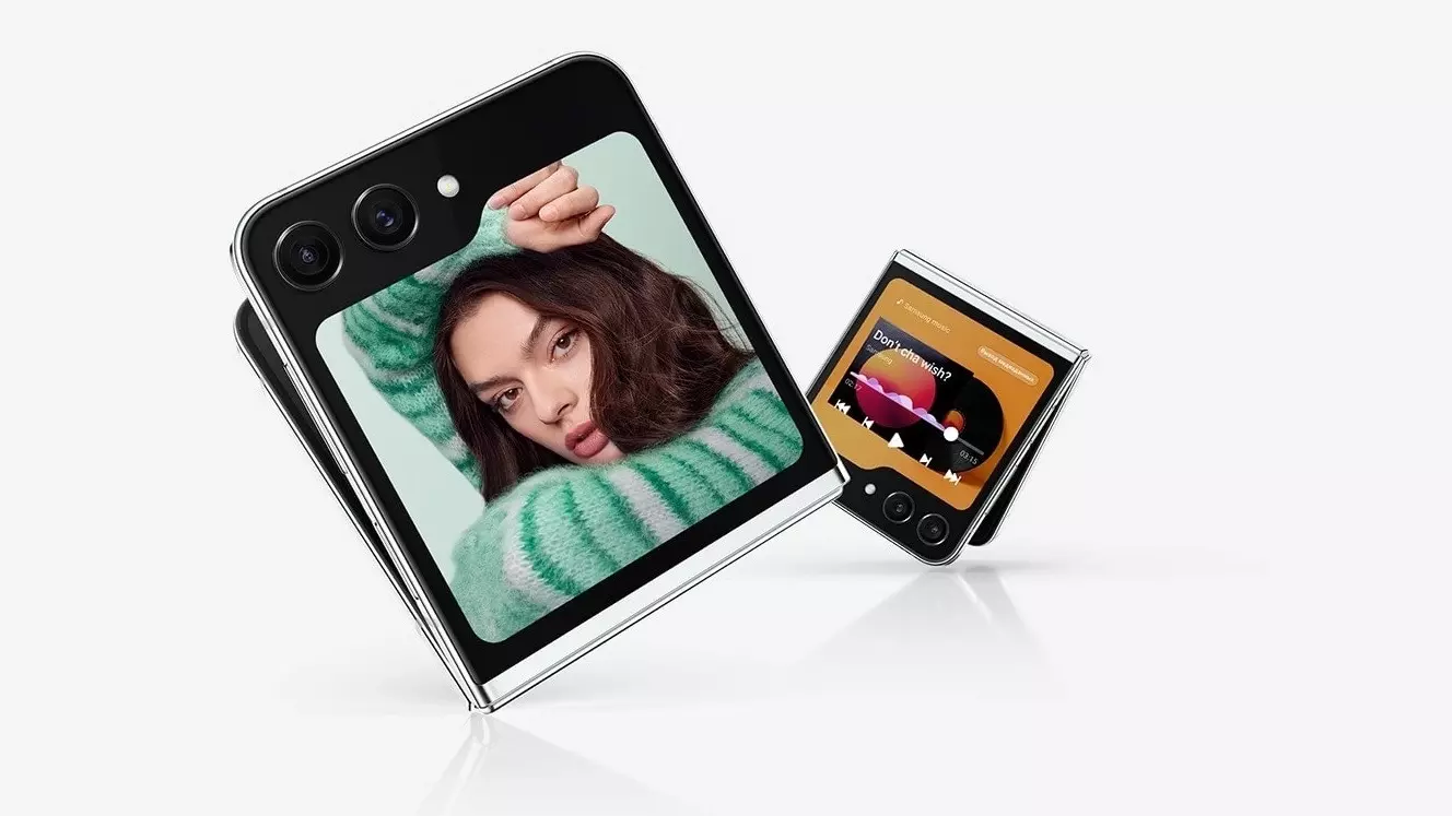На фото пример складного (Flip) смартфона Galaxy Z Flip5