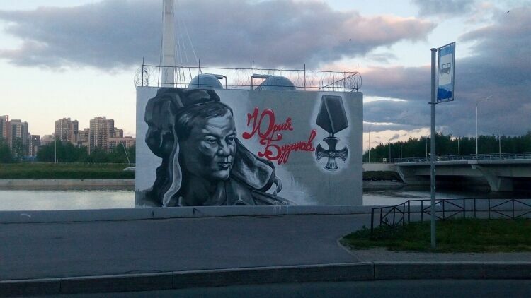 Рядом с «мостом Кадырова» в Петербурге появилось граффити с Будановым
