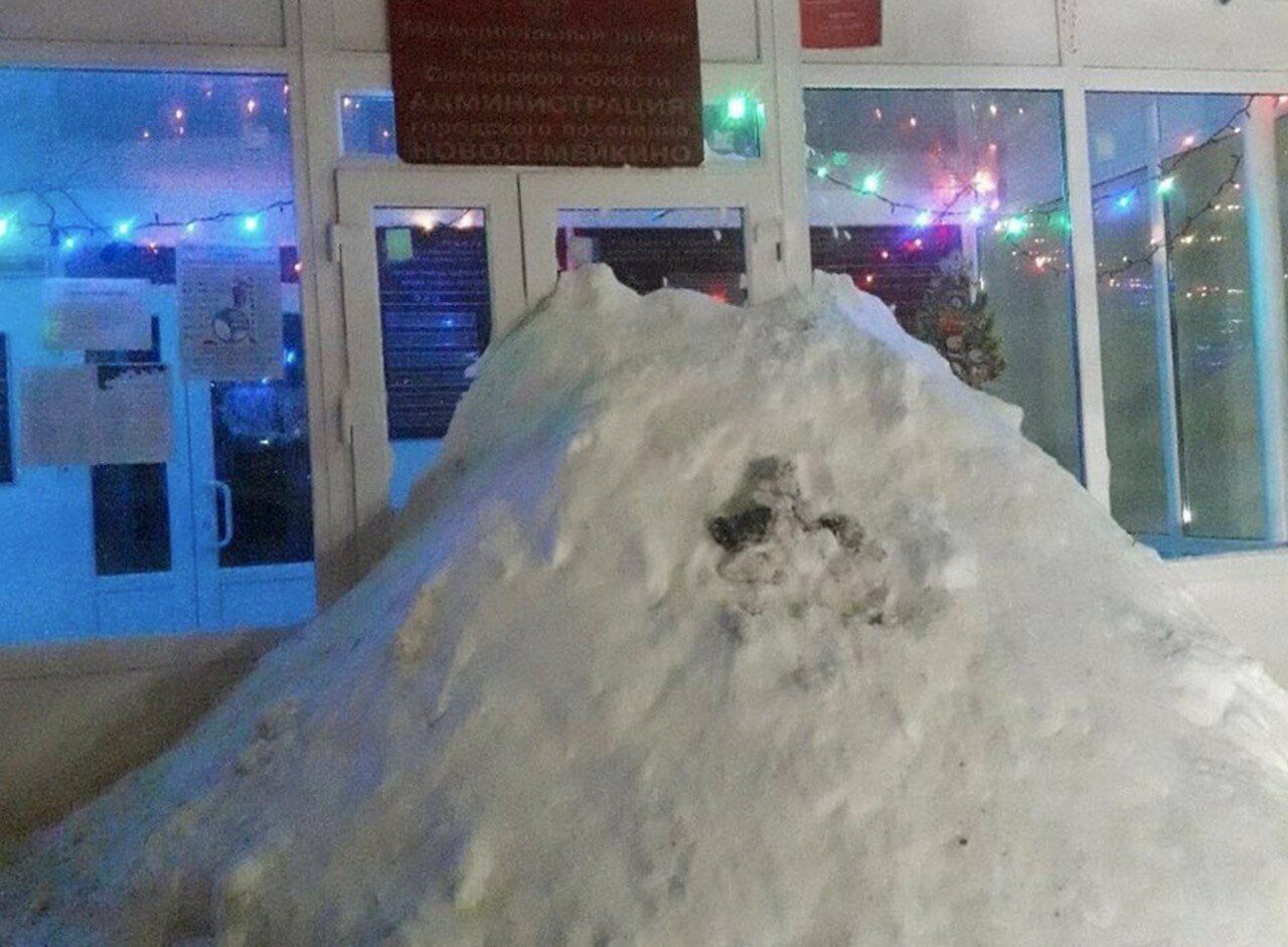Жители посёлка в Самарской области завалили снегом вход в администрацию
